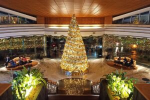 pohon-natal-ornamen-emas